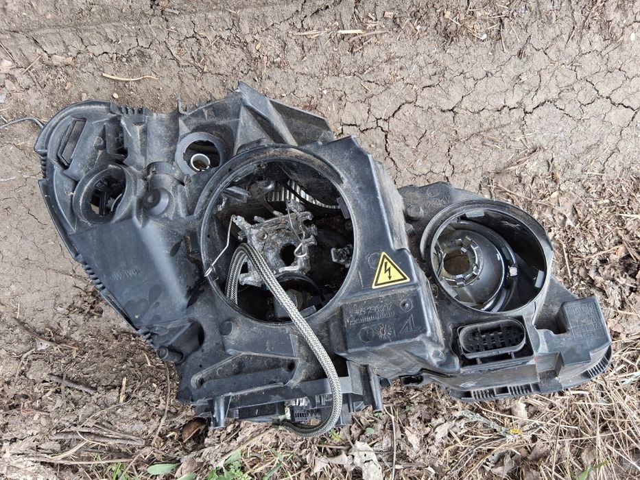 Droser xenon, dau și farul,îl dau pentru cablurile de sunt în el.