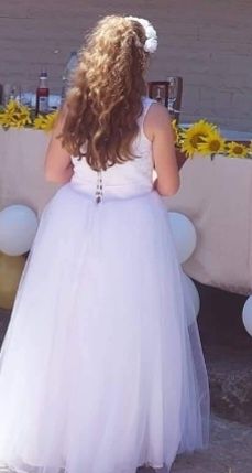 Бяла шаферска рокля