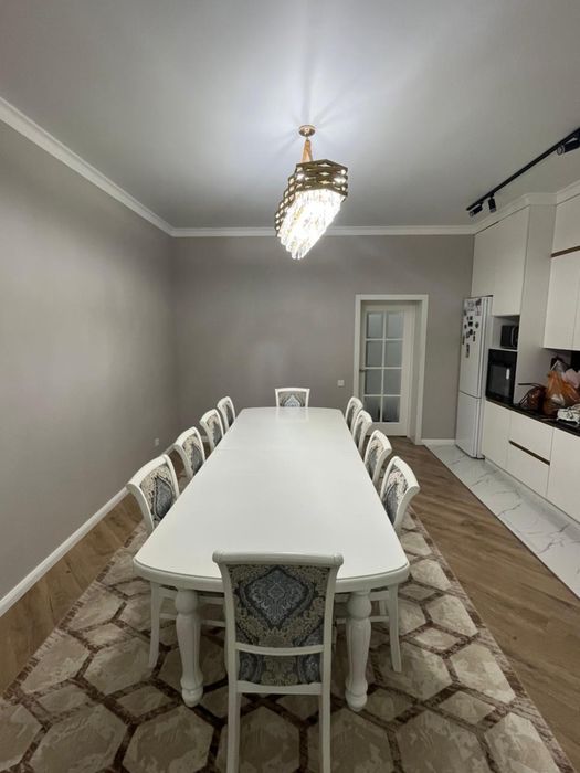 Продам гостинный стол со стульями