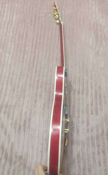 Электро-джазз гитара Gibson.