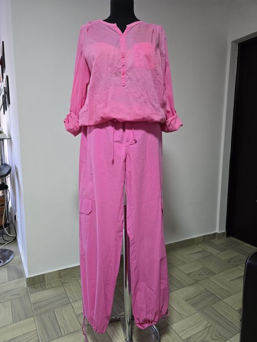 Pantaloni dama fucsia cu buzunare laterale si pe picior