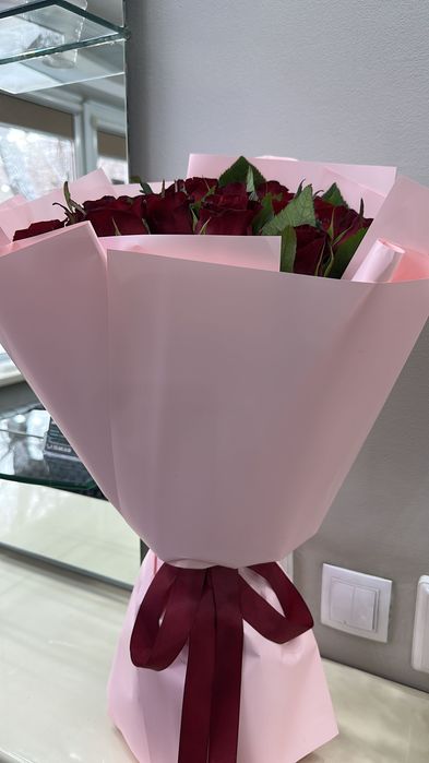 Букет цветов темно-красные розы