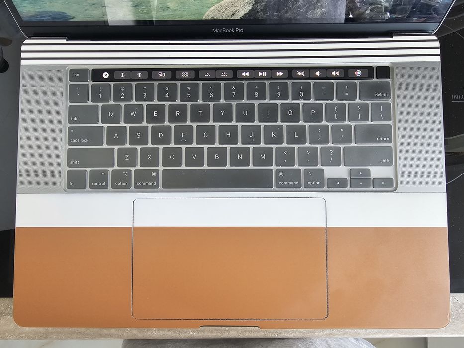 MacBook Pro 16" (2020) – 2.4 GHz i9 / 64GB / 2TB / Radeon Pro 5600M HBM2 – Stare Excepțională