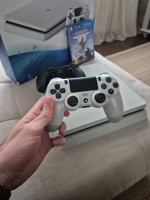 PS4 2 manete + 1 joc