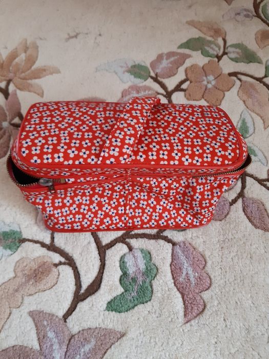 Чантичка за събиране на козметични продукти