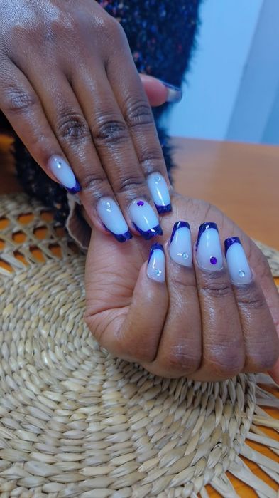 unghii albe cu french violet intens și strălucitor