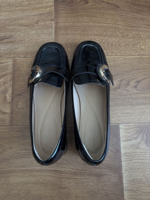 Черные лаковые лоферы Clarks