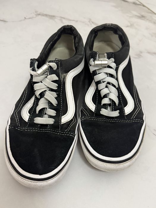 Vans old school.