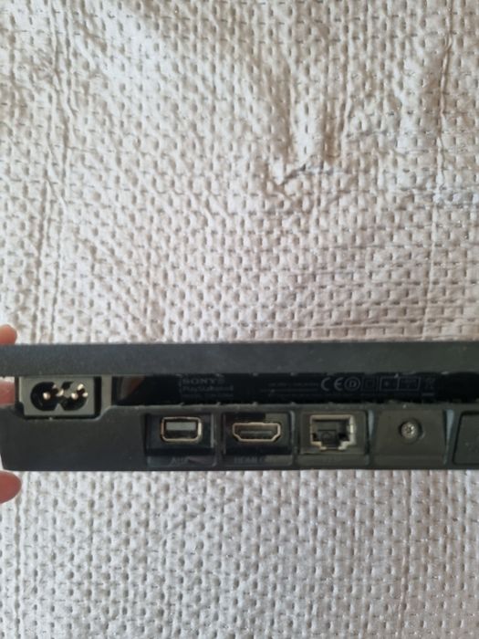 Vând PlayStation 4