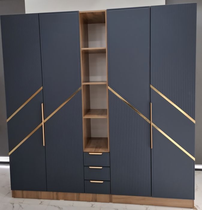 Шкаф для одежды с открытыми стеллажами