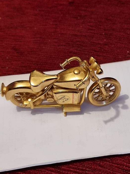 Motocicleta Harley Davidson in miniaturale cu ceas quartz