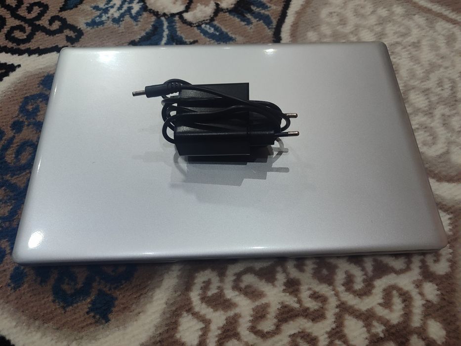 Noutbuk sotiladi Nomi Intel Inside