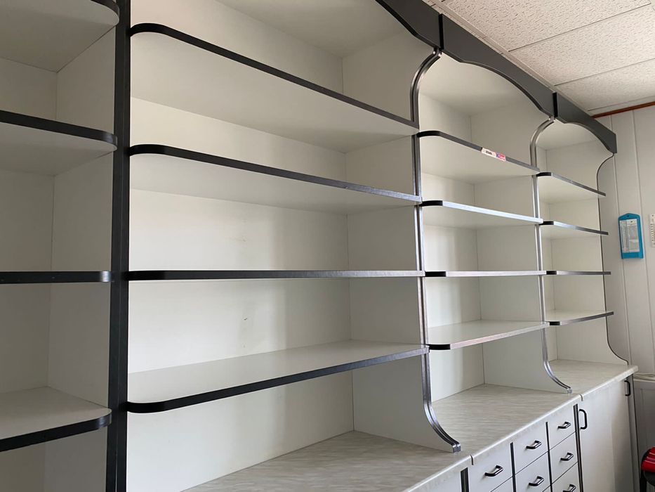 Мебель в аптеку витринная