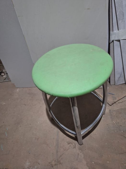 Холодильник, табуретка