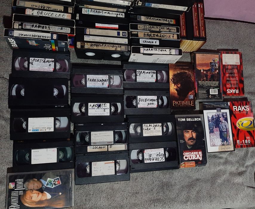 Vând casete video filme i în stare bun în română