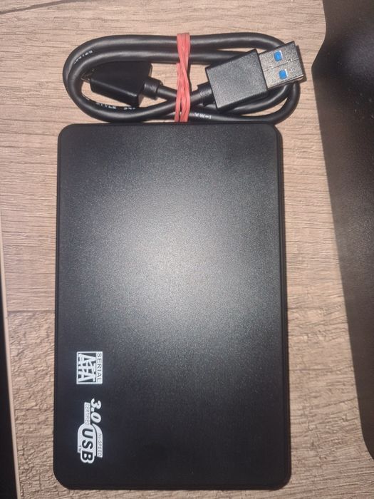 SSD 1TB USB 3.0 kojenniy chexol, USB kabel, ishlatilmagan