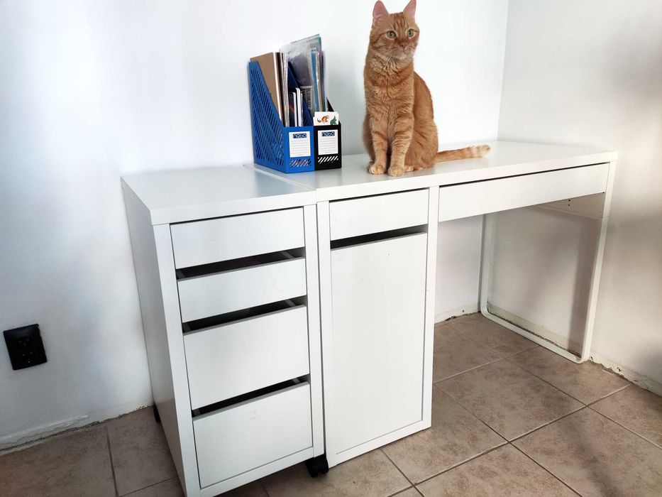 Birou si comoda cu rotile Ikea Micke pentru copii
