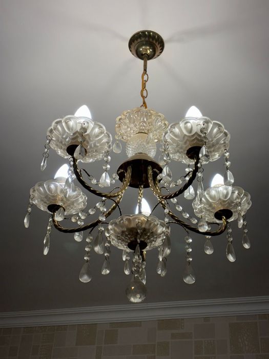 Продам люстру в отличном состояний