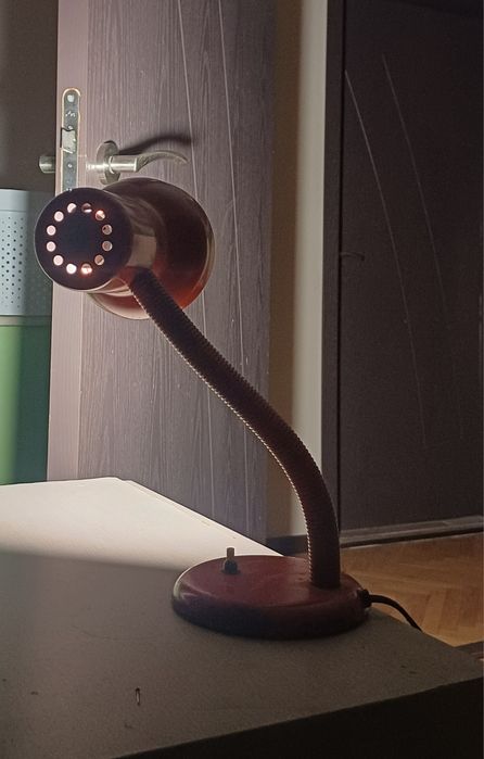 Червена нощна лампа