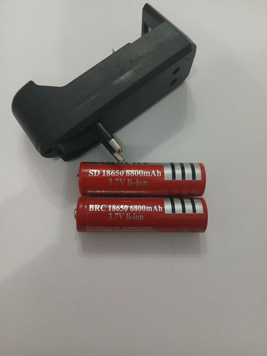 Vând laser pointer 300 mW,cu 2 bateri incluse