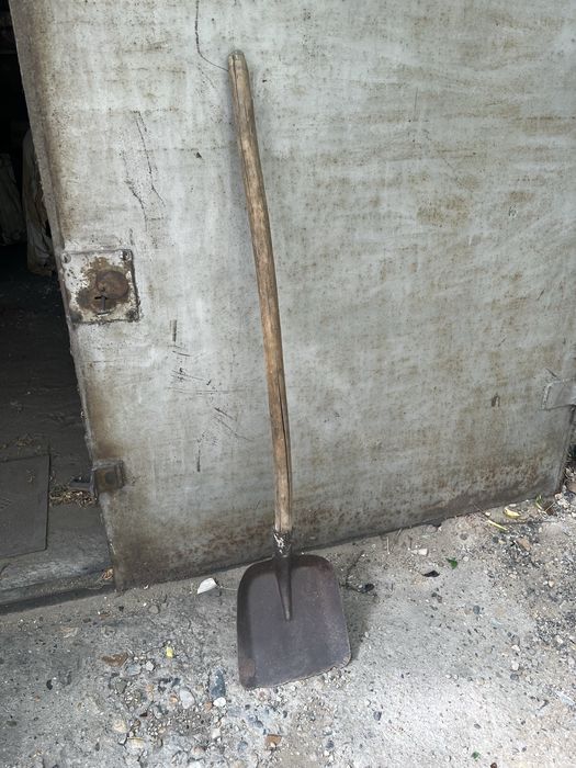 Продам садовый инвентарь. Лопаты, вилы.