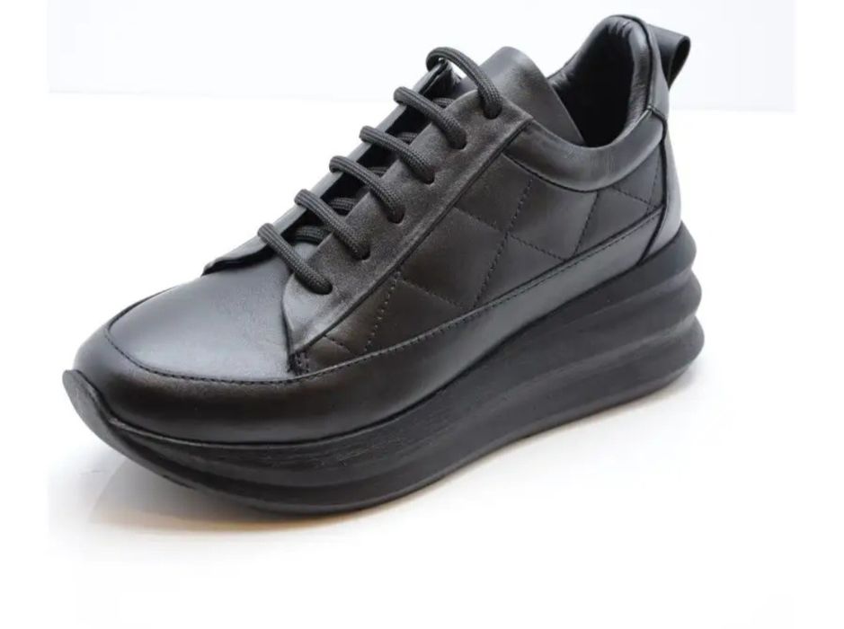 Продаются женские кроссовки