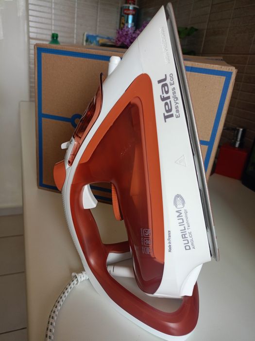Vând fier de calcat Tefal EasyGliss Eco FV5782EO,2800 W,cu talpa Durilium Airglide.