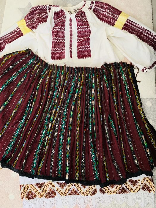 Costum traditional vechi, cusut/tesut manual