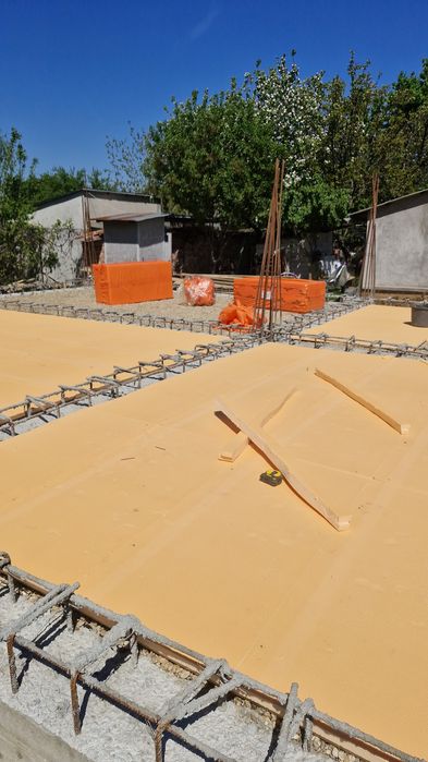 Execut case la rosu