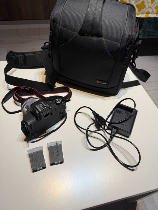 Aparat foto Mirrorless Canon EOS M50 Mark II, 24.1 MP, 4k, Wi-Fi, Negru, + Obiectiv EF-M 15-45 + Sandisk 64GB + 2 baterii + incarcator + geanta
