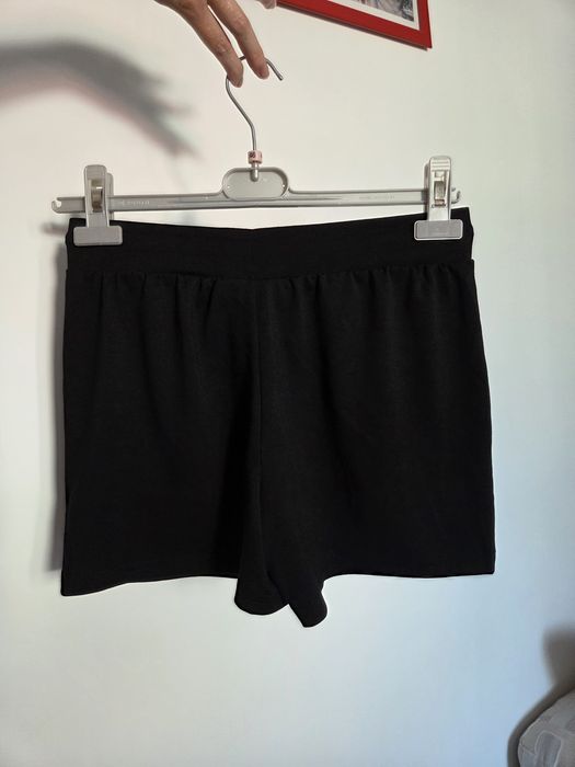 2 Pantaloni scurti XS (H&M, Kik)