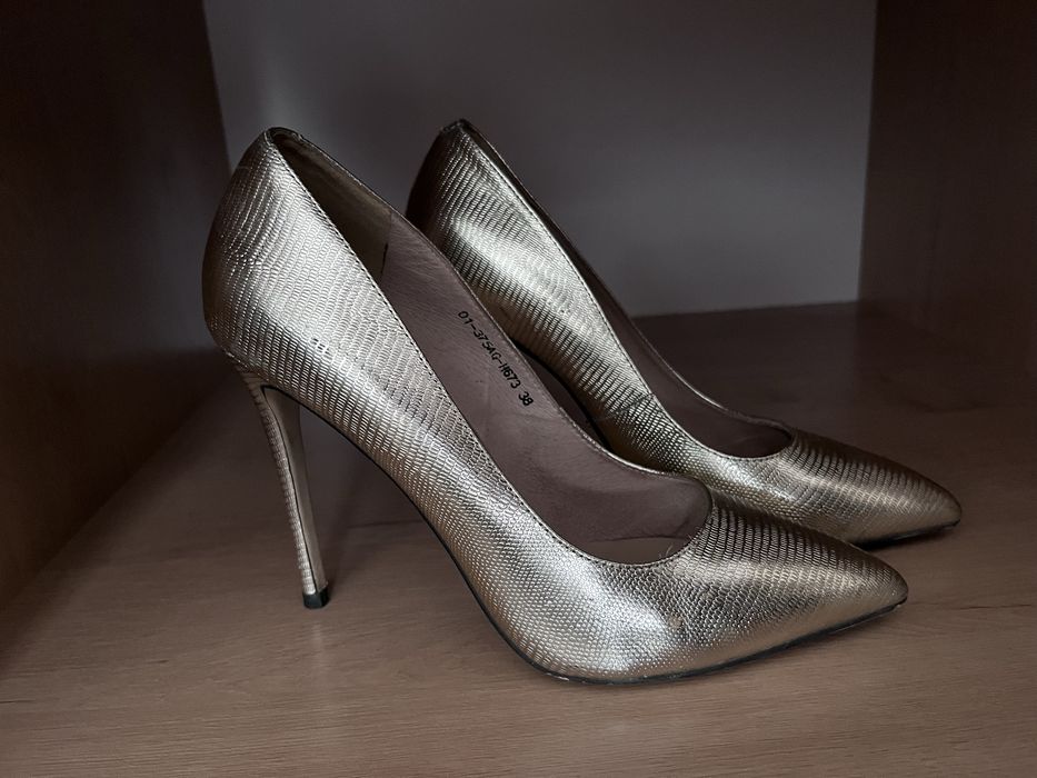 Женская обувь (туфли)