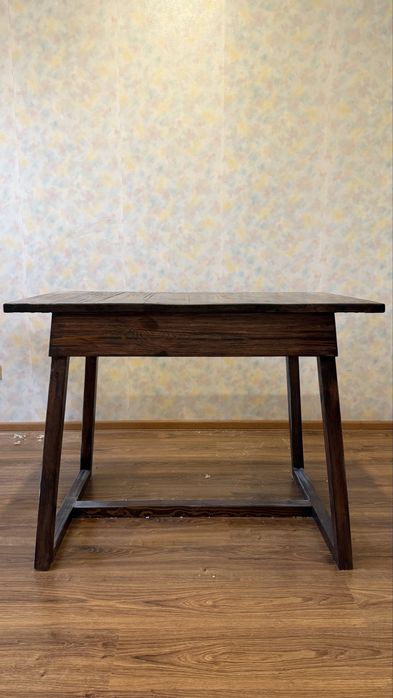 Стол деревянный с двумя стульями