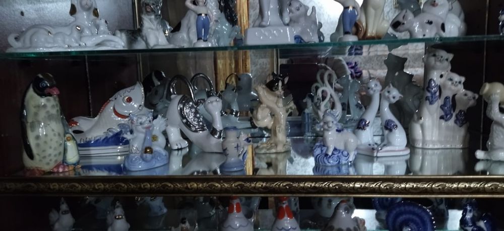 Статуэтки фарфоровые и другие