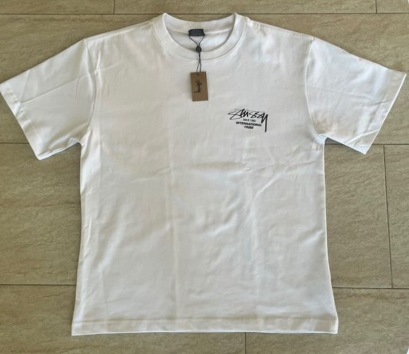 Продавам чисто нова тениска на Stussy!
