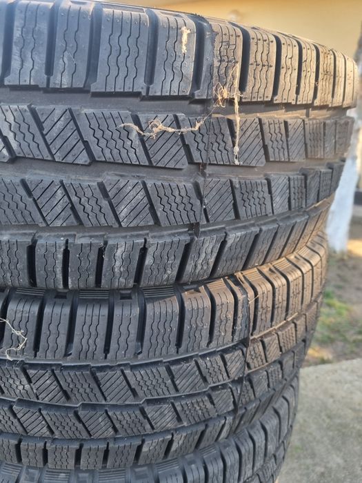 Vand 4 cauciucuri iarna noi 235 65 16c