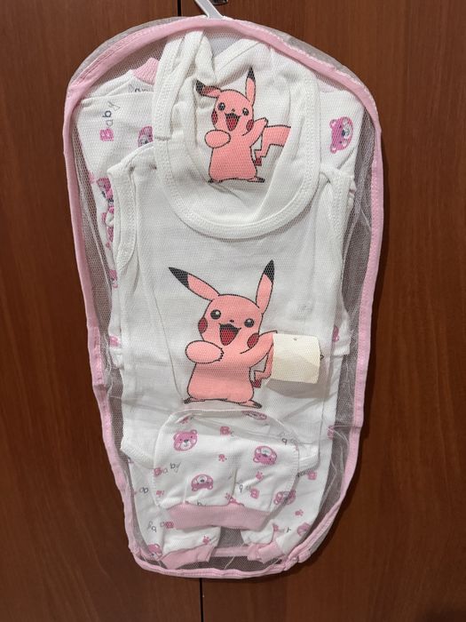 Қыз балаға киімдер сатылады