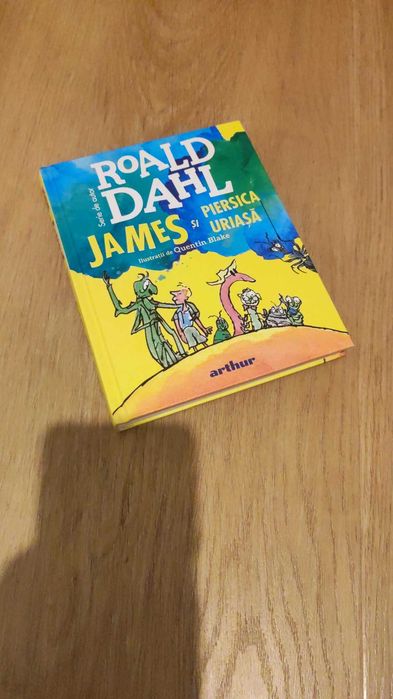 Carte James si piersica uriasa