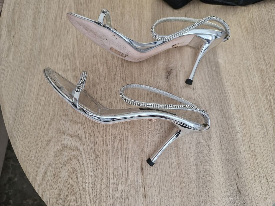 Серебристые босоножки