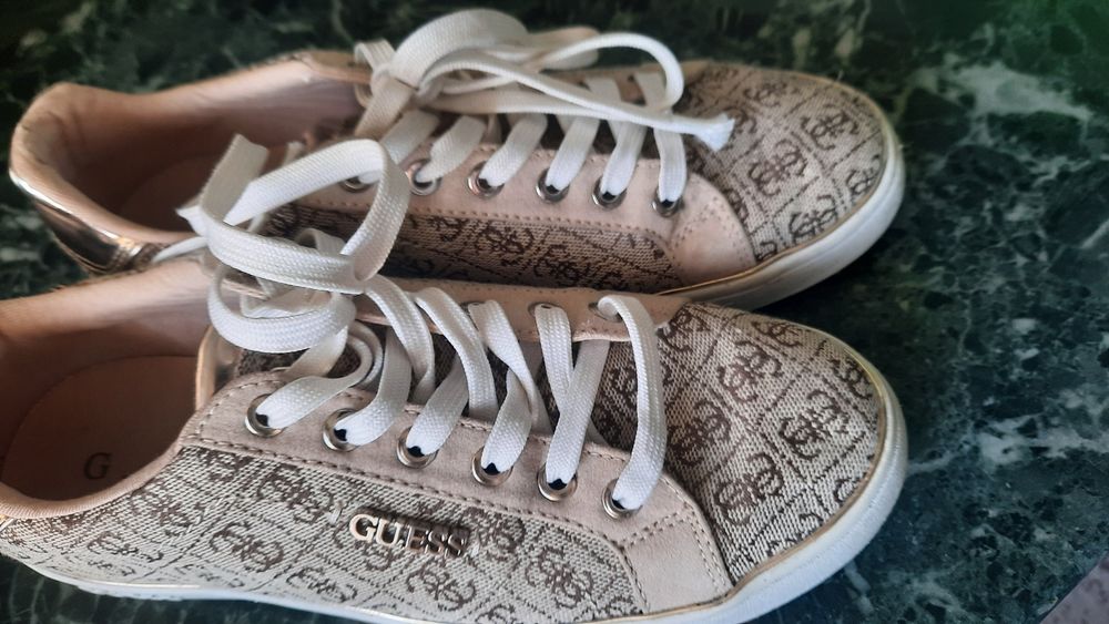 Teniși marca Guess