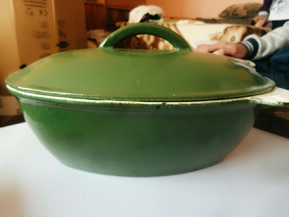 Продам чугунную эмалированую утятницу.
