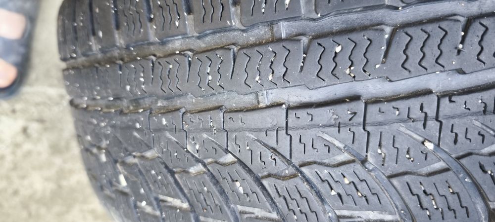 Vând anvelope iarnă 205 55 16 Nokian WR A4