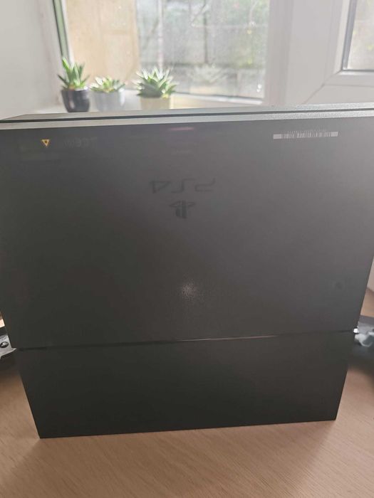 playstation 4 cu 1TB doua manete si trei jocuri