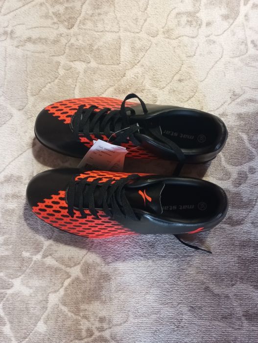 Чисто нови обувки за футбол 38 размер