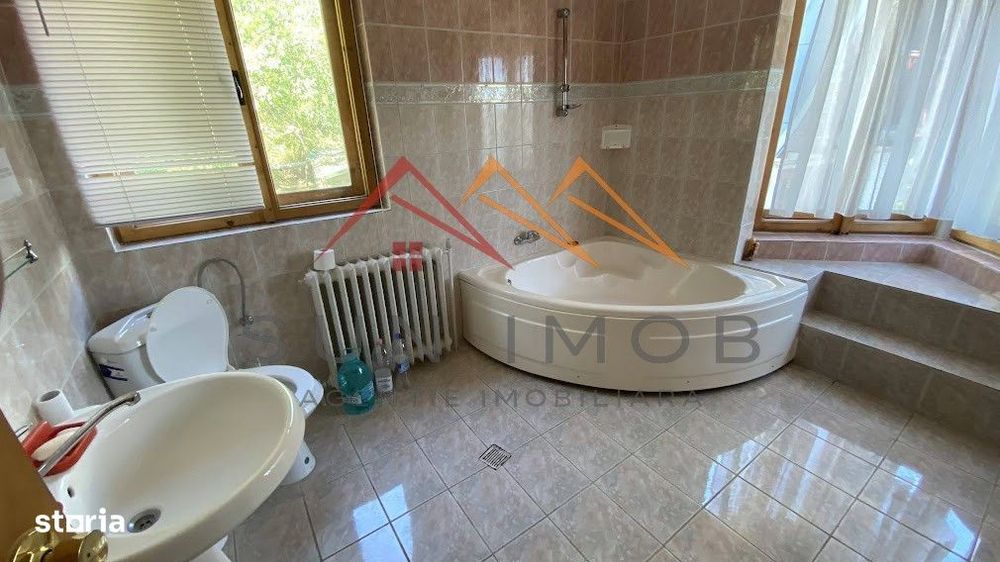 Vila de vanzare, teren 3100 mp, 7 camere, 6 grupuri sanitare, 3 CT, an