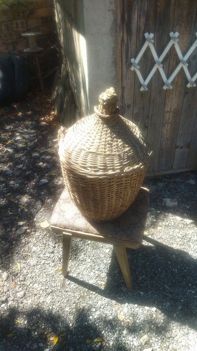 Стъклени дамаджами за вино и ракия.