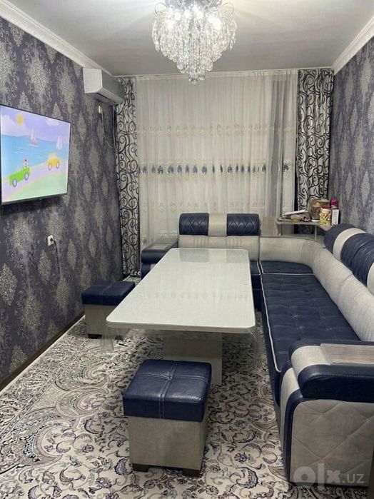 Продает мебель со столом