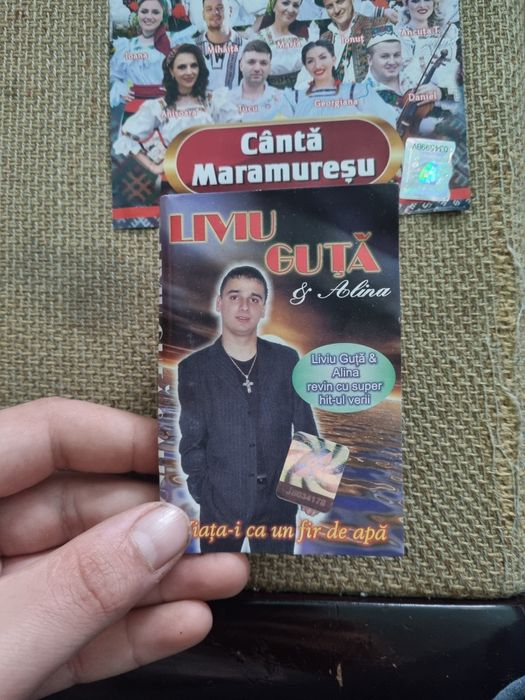 Vand câteva coperți de cd -uri si doua de casete