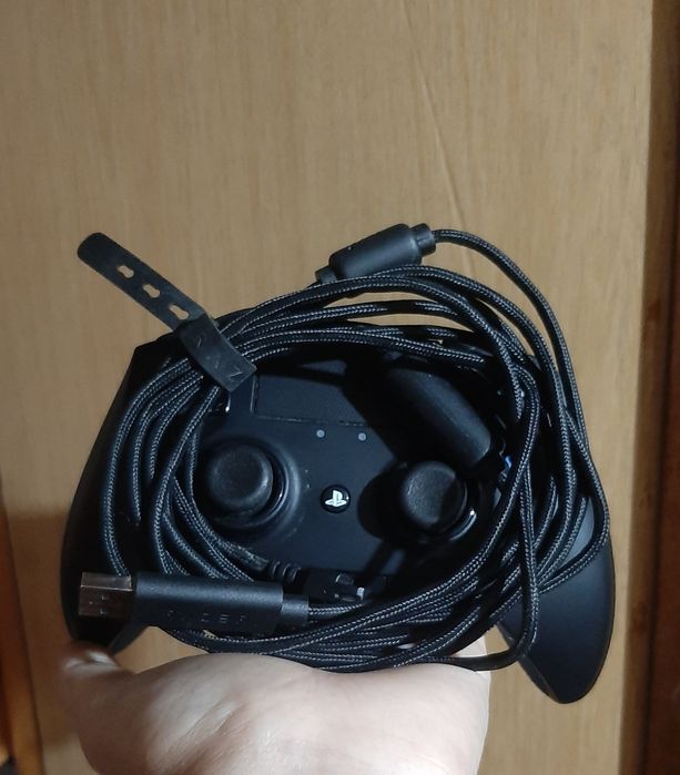 Controller Razer Raiju pentru PlayStation 4, în stare foarte bună.