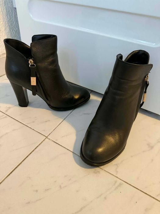 Два чифта боти, номер 39